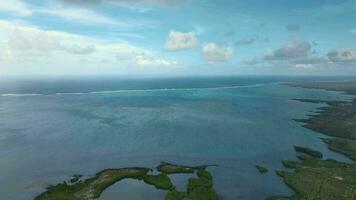 panorama av de hav och de grön öar av Mauritius, antenn se video