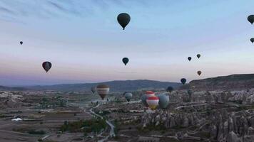 douzaines de des ballons sur le horizon de Matin cappadoce, dinde aérien video