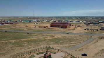 monument till de kazakh hjälte aidarbek botyr och panorama av aralsk, antenn se video