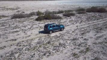 le voiture monte sur le séché aral mer, kazakhstan video