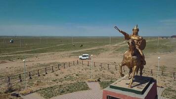 Monument zu das kazakh Held Aidarbek botyr und Panorama von Aralsk, Antenne Aussicht video