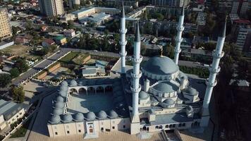 aérien panorama de Bichkek avec une vue de le central mosquée, Kirghizistan video