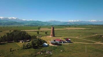 burana torre en el antecedentes de montaña paisajes, Kirguistán video