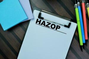 concepto de Hazop escribir en papeleo aislado en de madera mesa. foto