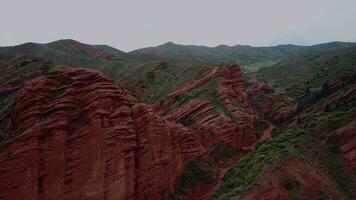 natura e rocce di molo oguz nel Kirghizistan, aereo Visualizza video