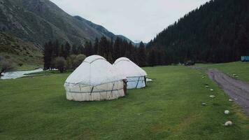 yurta cámping en el montañas cerca el río, aéreo ver video