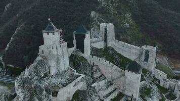 goloubatskaïa forteresse sur le côte le Danube, Serbie video