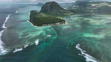 huvud se av le morne brabant med under vattnet vattenfall, Mauritius, antenn se video