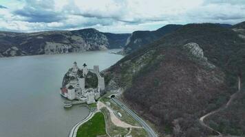 golubatskaya fortaleza en el costa el Danubio, serbia video
