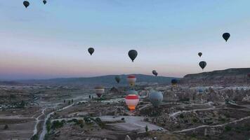 tientallen van ballonnen Aan de horizon van ochtend- Cappadocië, kalkoen antenne video