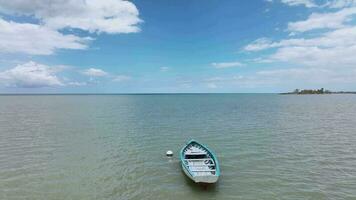 un vacío barco en el antecedentes de el horizonte en el océano, Mauricio video