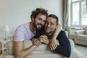 retrato de despreocupado gay Pareja adentro. contento gay Pareja gasto hora juntos foto