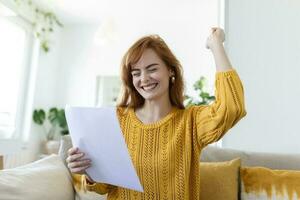 emocionado joven mujer sostener papel letra sensación eufórico recepción trabajo promoción o impuesto reembolso desde banco, contento mujer leyendo papeleo documento sonriente de bueno agradable noticias, consiguiendo estudiante beca foto