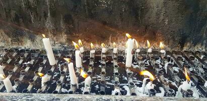 oraciones vela en uno bastante Orando lugar, cada vela representa el esperanza y espíritu de el oraciones foto