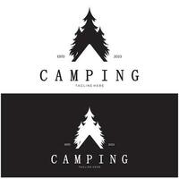 Clásico y retro tienda logo, cámping. con carpa, árbol y hoguera signo. aventureros, exploradores, escaladores, cámping equipo centrar vector