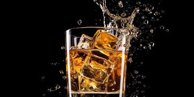 ai generado. ai generativo. vaso de whisky con hielo cubitos en llanura antecedentes. lata ser usado para bar cóctel promoción. Caballero beber. gráfico Arte foto