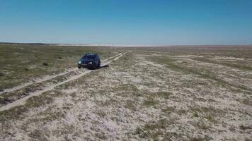 de bil rider på de torkades aral hav, kazakhstan video