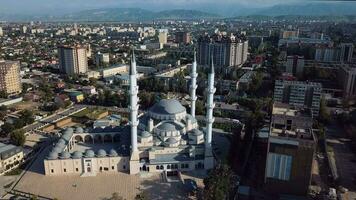 antenne panorama van Bishkek met een visie van de centraal moskee, Kirgizië video