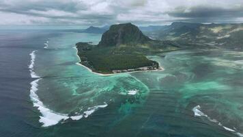 huvud se av le morne brabant med under vattnet vattenfall, Mauritius, antenn se video