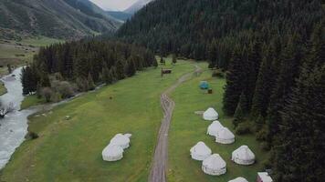 yurt camping in de bergen in de buurt de rivier, antenne visie video