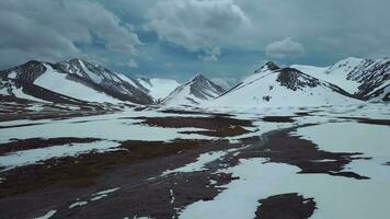 schneebedeckt Landschaften und ein Straße im das Berge, Antenne Aussicht video