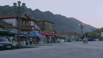 mtskheta, Géorgie - mai 17, 2022 central des rues de vieux mtskheta dans le soir avec personnes, Géorgie video