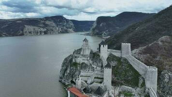 golubatskaya fortaleza en el costa el Danubio, serbia video