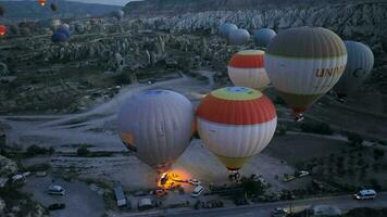 des ballons prendre de à Aube plus de cappadoce, aérien vue video