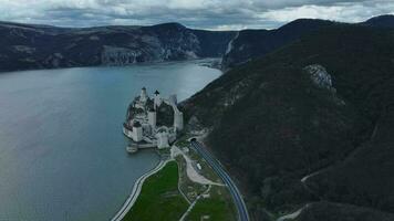 Golubatskaya Festung auf das Küste das Donau, Serbien video