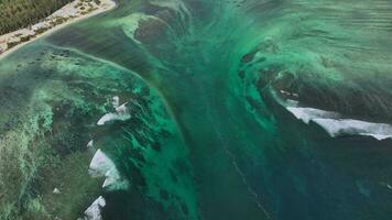 hoofd visie van le Morne brabant met onderwater- waterval, mauritius, antenne visie video