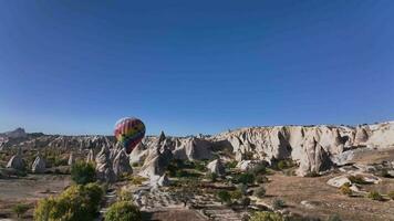 coloré solitaire ballon dans le vallée de l'amour dans la cappadoce video