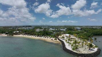 das Küste mit ein Luxus Hotel im Mauritius, Antenne Aussicht video