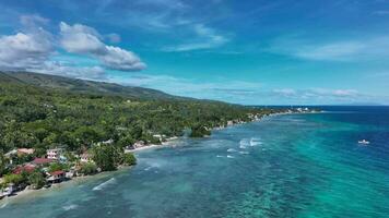 panorama de el vistoso isla de cebú desde arriba, Filipinas aéreo video