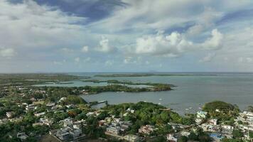 Panorama von das Ozean und das Grün Inseln von Mauritius, Antenne Aussicht video