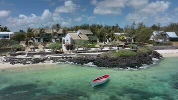 lyx villor och en båt förbi de Strand, Mauritius, antenn se video