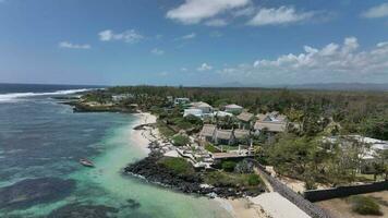 Luxus Villen und ein Boot durch das Ufer, Mauritius, Antenne Aussicht video