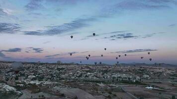 tientallen van ballonnen Aan de horizon van ochtend- Cappadocië, kalkoen antenne video