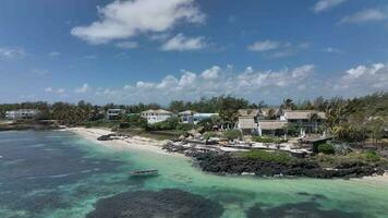 luxe villa's en een boot door de oever, mauritius, antenne visie video