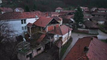 carrelé toits de Maisons dans une serbe village, aérien vue video