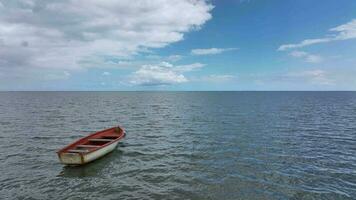 un vide bateau sur le Contexte de le horizon dans le océan, maurice video