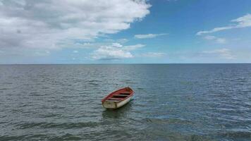 a esvaziar barco em a fundo do a horizonte dentro a oceano, Maurícia video