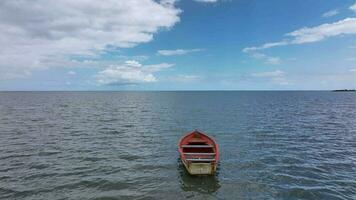 un vide bateau sur le Contexte de le horizon dans le océan, maurice video