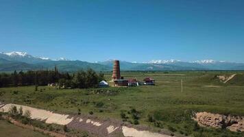 burana torn på de bakgrund av berg landskap, kyrgyzstan video