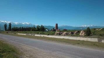 burana torre en el antecedentes de montaña paisajes, Kirguistán video