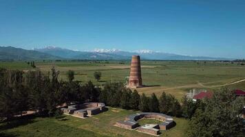 burana Torre su il sfondo di montagna paesaggi, Kyrgyzstan video