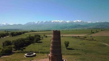 burana torre em a fundo do montanha paisagens, Quirguistão video