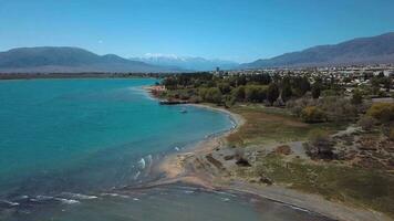 parte superior ver de el costa famoso issyk kul lago en Kirguistán video