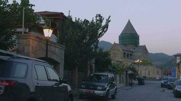 mtsjeta, Georgia - mayo 17, 2022 central calles de antiguo mtskheta en el noche con gente, Georgia video