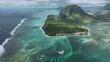 hoofd visie van le Morne brabant met onderwater- waterval, mauritius, antenne visie video