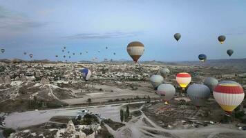 ballonger ta av på gryning över Kappadokien, antenn se video